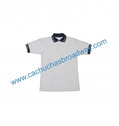polo con letras en cuellos y puños